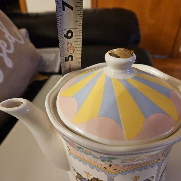 carousel porcelain teapot by j.s.n.y. Taiwan pastel colors w/lion elephant&horse - Picture 9 of 9